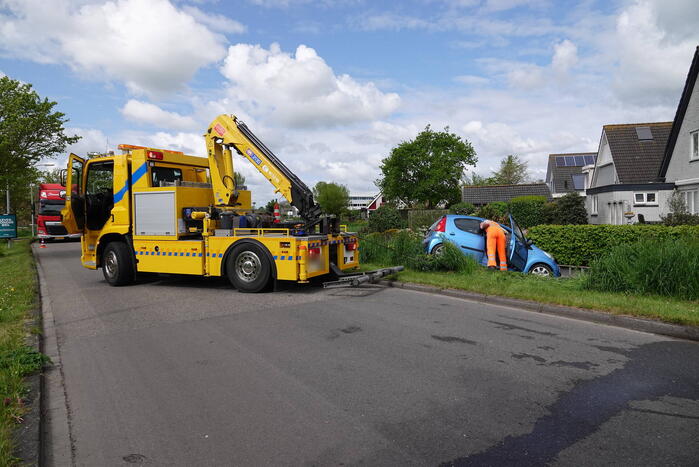 Eenzijdig ongeval auto belandt deels in sloot