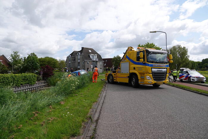 Eenzijdig ongeval auto belandt deels in sloot