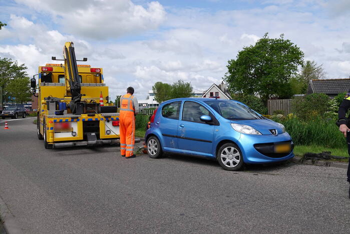 Eenzijdig ongeval auto belandt deels in sloot