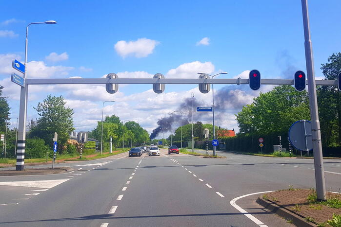 Schuurbrand leidt tot dikke zwarte rookpluimen