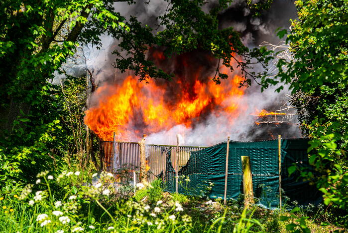 Schuurbrand leidt tot dikke zwarte rookpluimen
