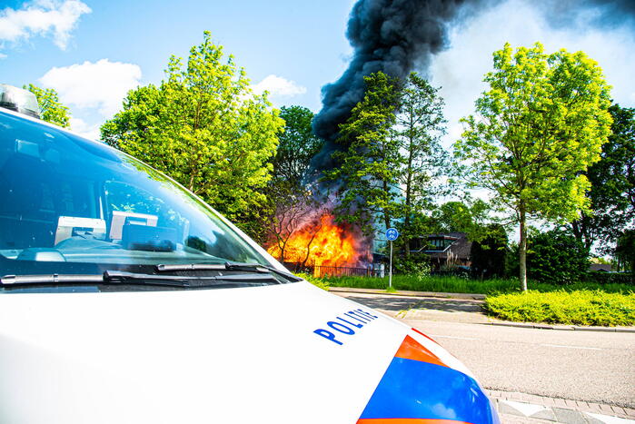 Schuurbrand leidt tot dikke zwarte rookpluimen