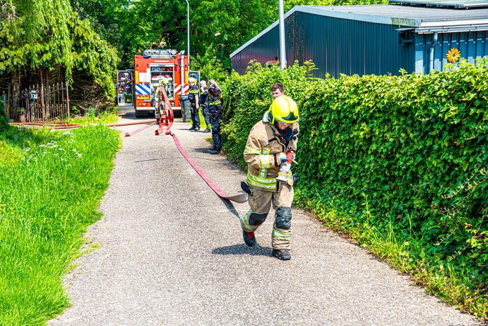 Schuurbrand leidt tot dikke zwarte rookpluimen