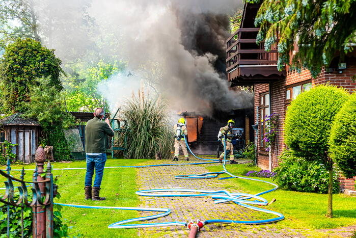 Schuurbrand leidt tot dikke zwarte rookpluimen