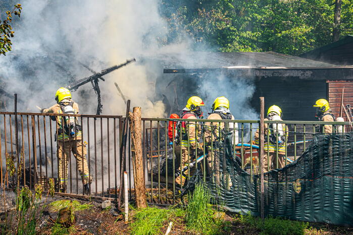 Schuurbrand leidt tot dikke zwarte rookpluimen
