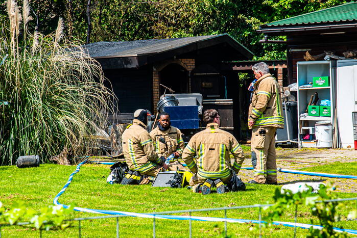 Schuurbrand leidt tot dikke zwarte rookpluimen
