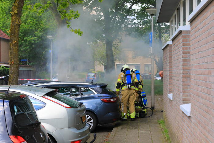 Brand in geparkeerde auto