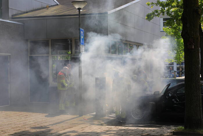Brand in geparkeerde auto