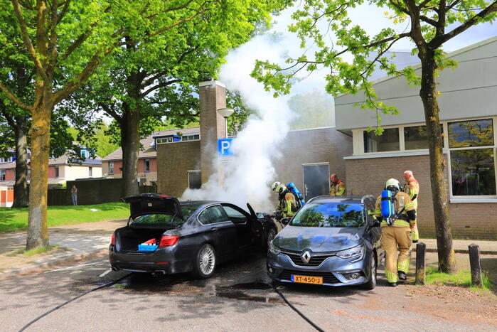 Brand in geparkeerde auto
