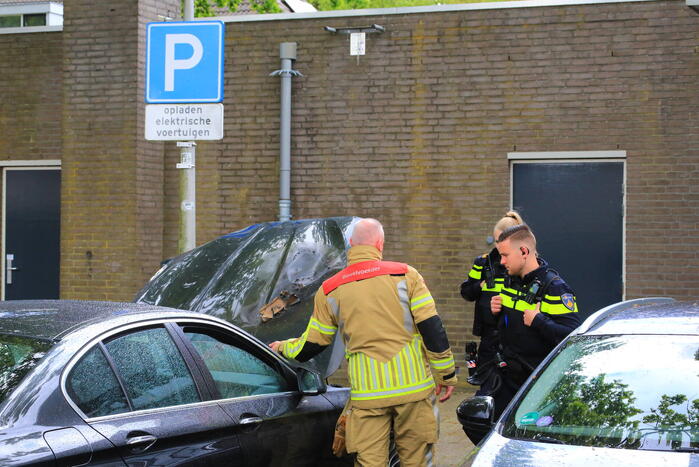 Brand in geparkeerde auto