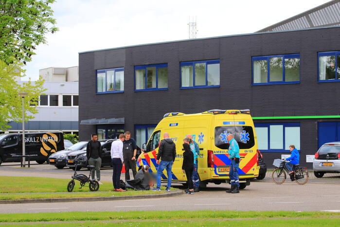 Jongeman op e-bike ziet auto over het hoofd