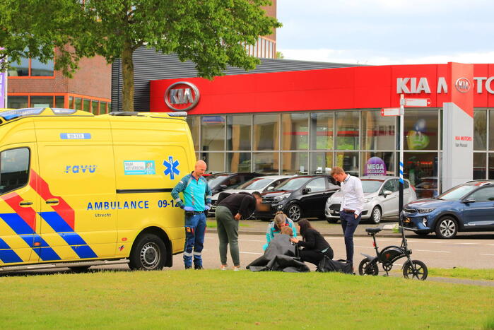 Jongeman op e-bike ziet auto over het hoofd