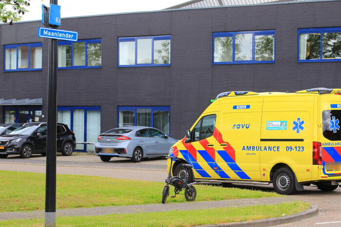 Jongeman op e-bike ziet auto over het hoofd