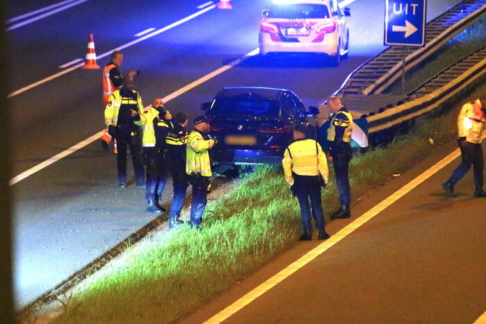 Personenauto knalt tegen geleiderails aan