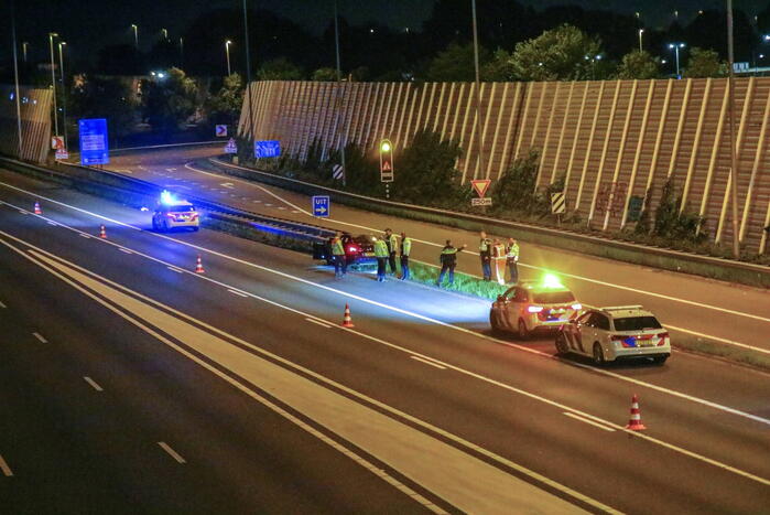 Personenauto knalt tegen geleiderails aan