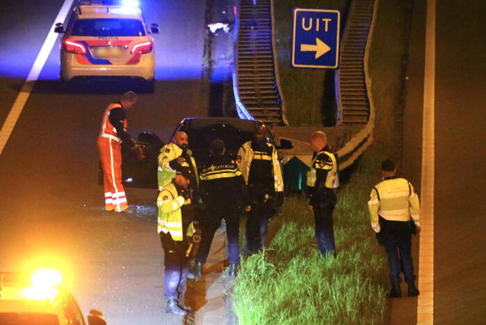 Personenauto knalt tegen geleiderails aan