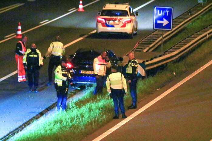 Personenauto knalt tegen geleiderails aan