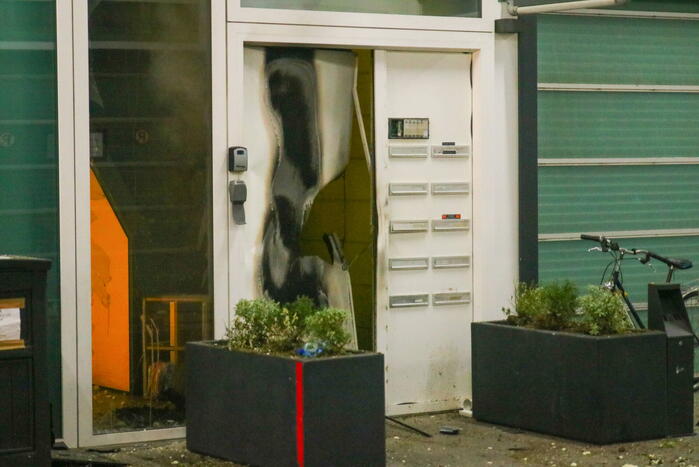 Explosief gaat af tegen deur van bedrijfspand