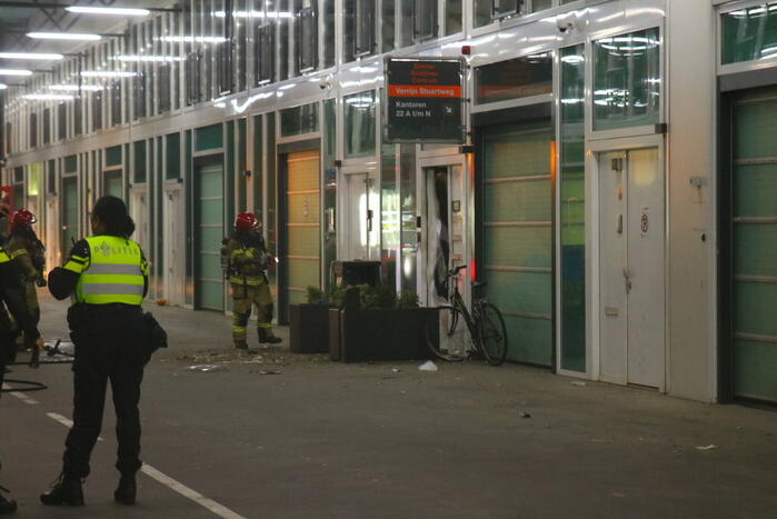 Explosief gaat af tegen deur van bedrijfspand