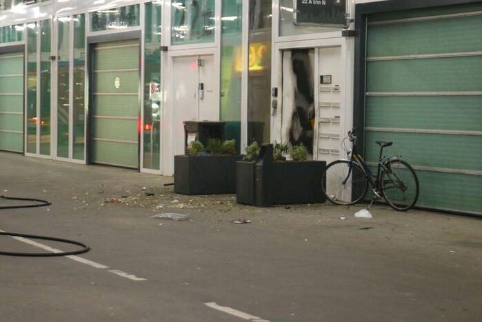 Explosief gaat af tegen deur van bedrijfspand