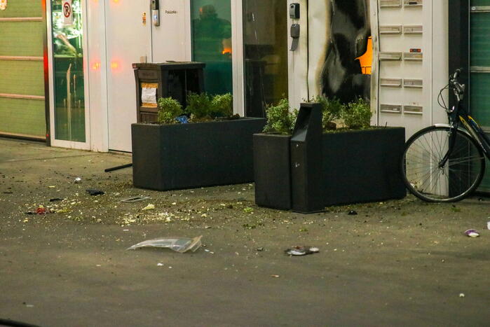 Explosief gaat af tegen deur van bedrijfspand