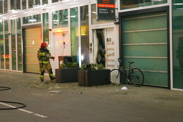 Explosief gaat af tegen deur van bedrijfspand