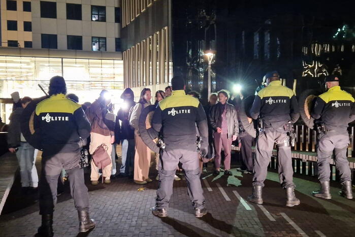 Politie grijpt in: 14 Arrestaties bij UvA-bezettingsactie