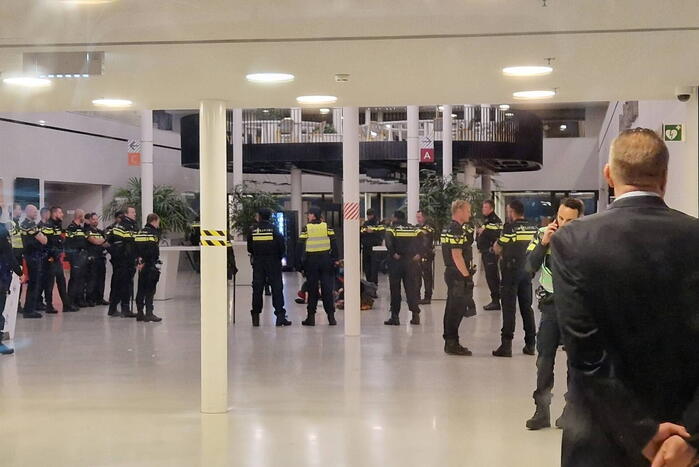 Politie grijpt in: 14 Arrestaties bij UvA-bezettingsactie