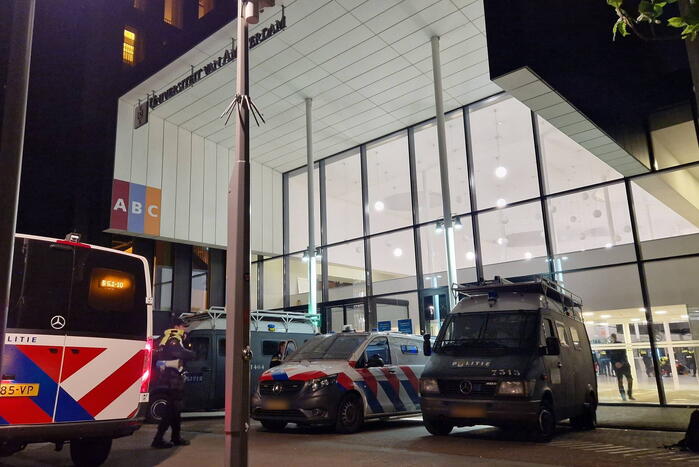 Politie grijpt in: 14 Arrestaties bij UvA-bezettingsactie
