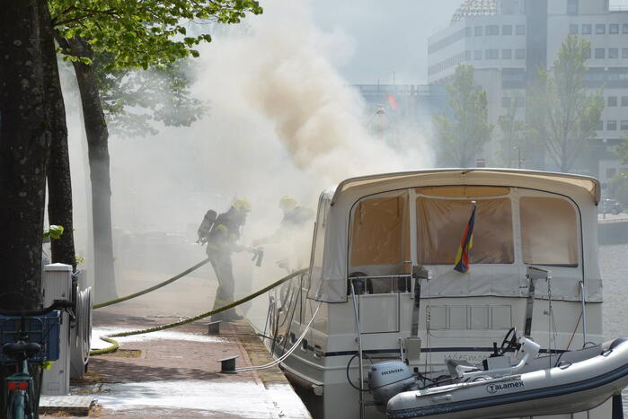Veel rook bij brand op Duitse pleziervaartuig