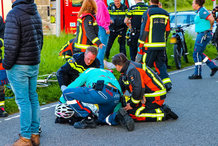 Brommerrijder en wielrenner ten val na botsing