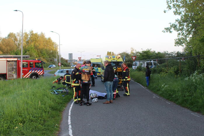 Brommerrijder en wielrenner ten val na botsing