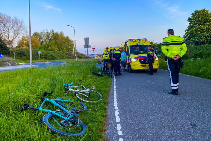 Brommerrijder en wielrenner ten val na botsing