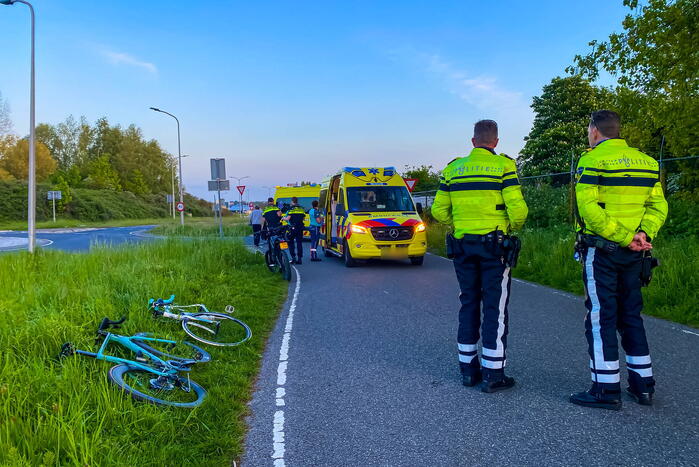 Brommerrijder en wielrenner ten val na botsing
