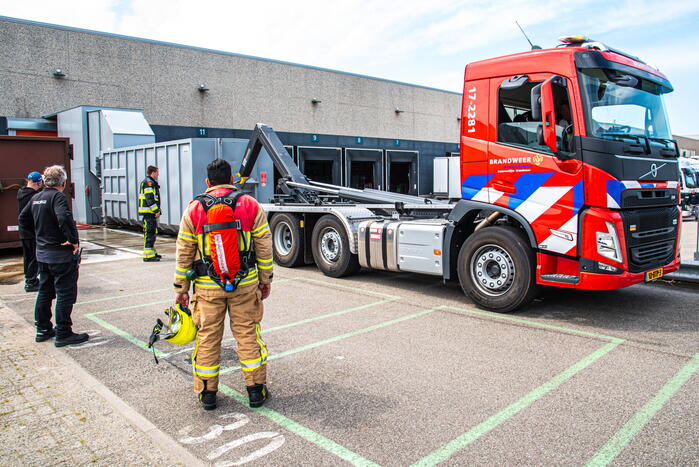 Brand in perscontainer met papier