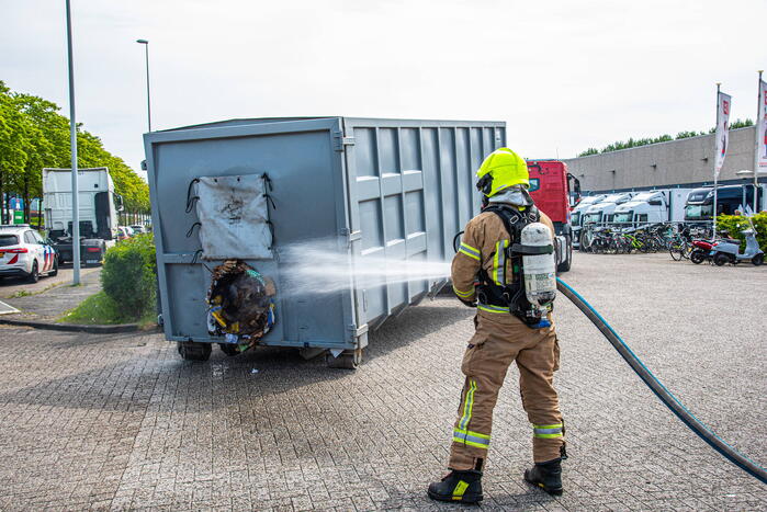 Brand in perscontainer met papier