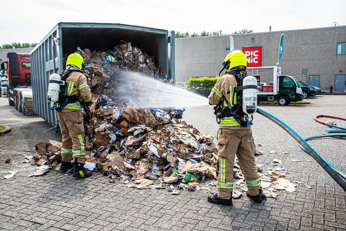 Brand in perscontainer met papier