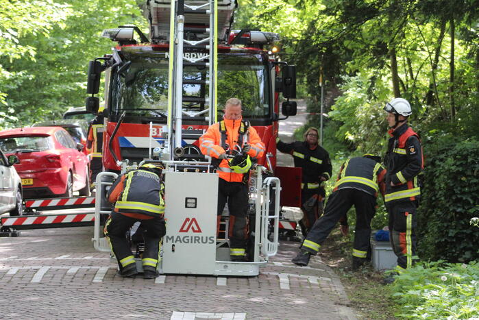 Brandweer verwijdert gevaarlijk hangende tak