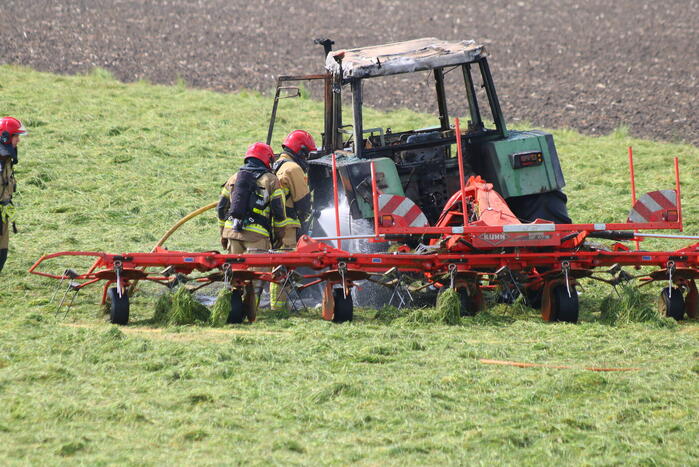 Tractor brandt uit tijdens maaien gras