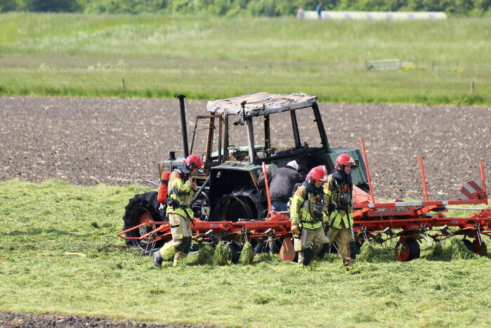 Tractor brandt uit tijdens maaien gras
