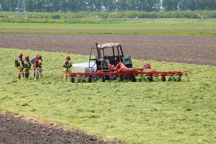Tractor brandt uit tijdens maaien gras