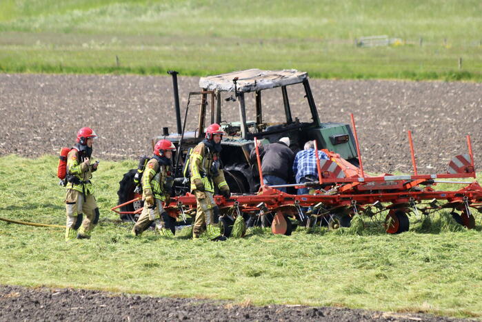 Tractor brandt uit tijdens maaien gras