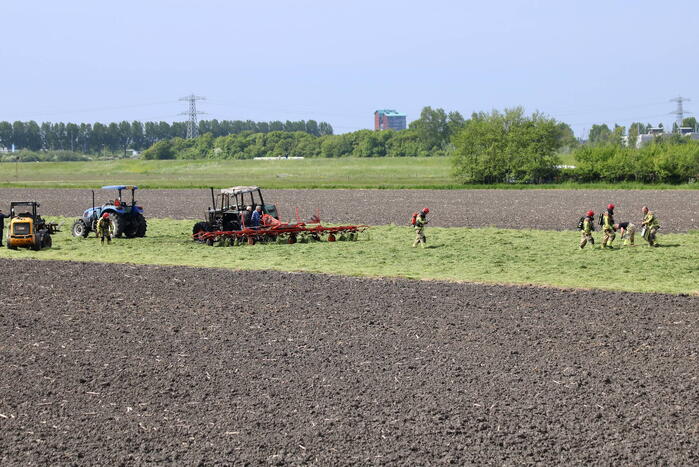 Tractor brandt uit tijdens maaien gras