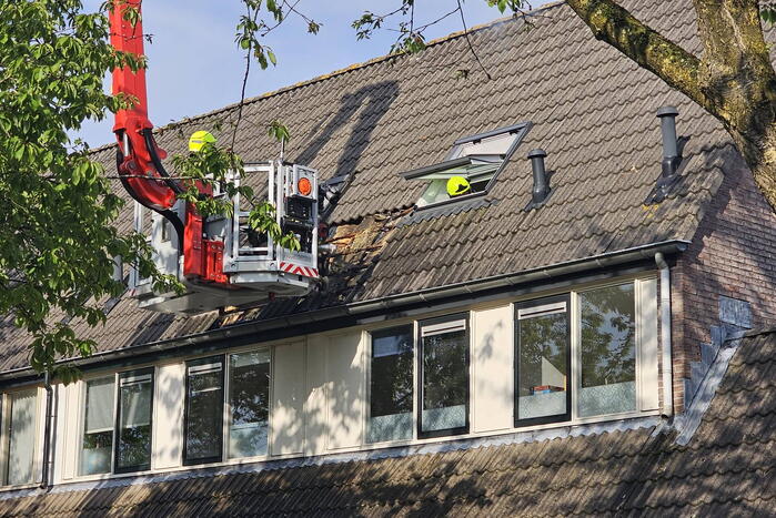 Dak in brand door brandende sigaret