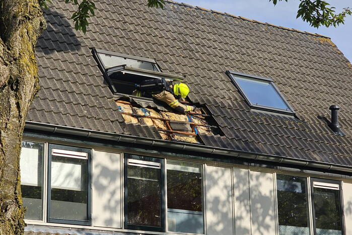 Dak in brand door brandende sigaret