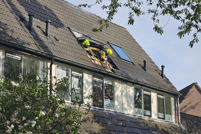 Dak in brand door brandende sigaret