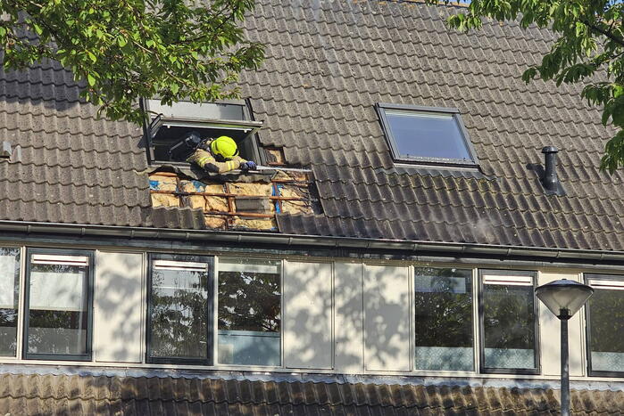 Dak in brand door brandende sigaret