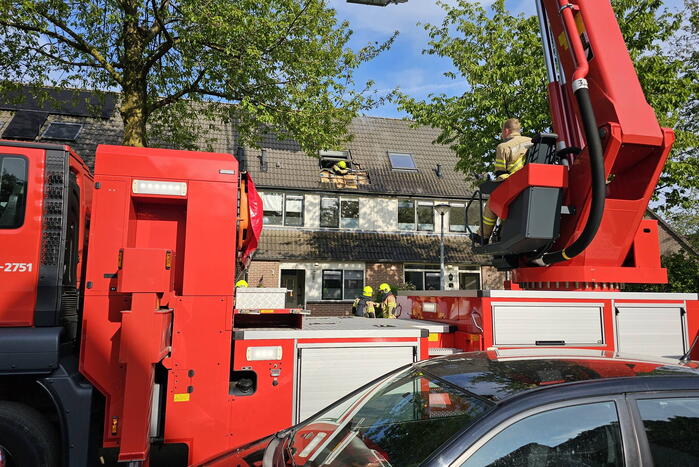 Dak in brand door brandende sigaret