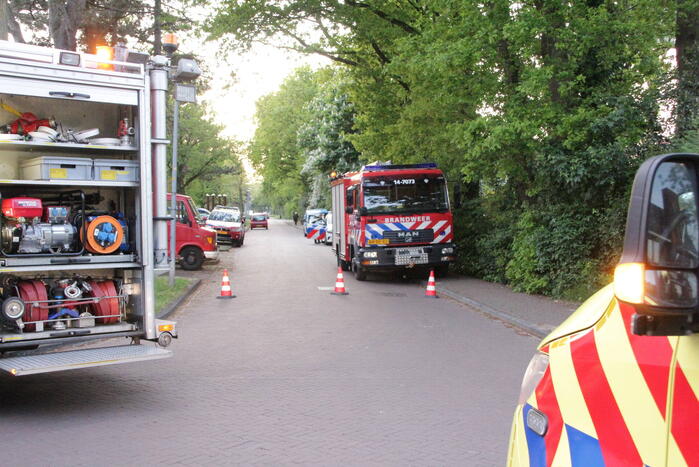 Bestuurster belandt met auto in voortuin