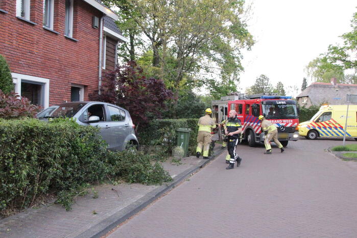 Bestuurster belandt met auto in voortuin